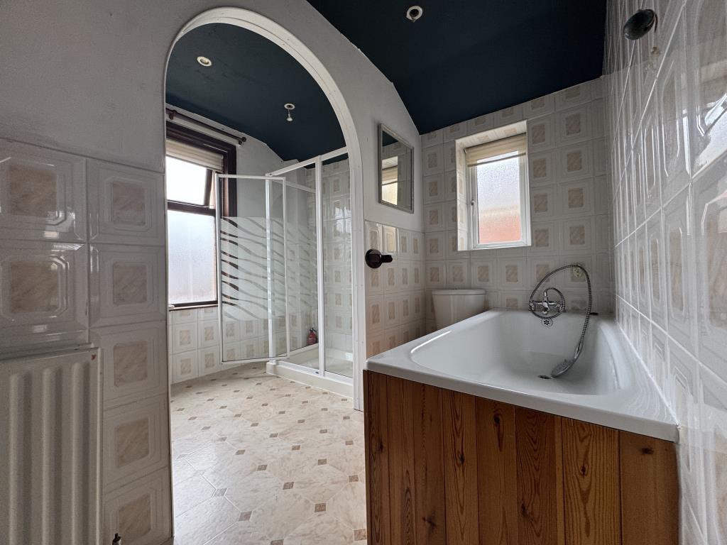 Lot: 152 - TWO-BEDROOM MID-TERRACE HOUSE IN NEED OF RENOVATION - Large bathroom